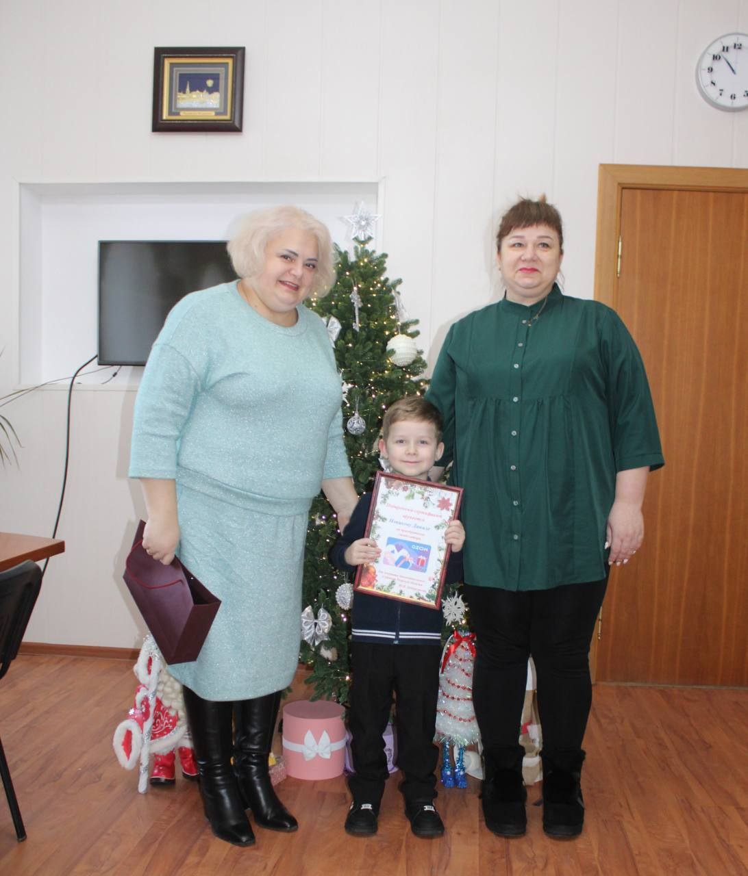 Депутаты Заксобрания участвуют в благотворительной акции «Ёлка желаний»