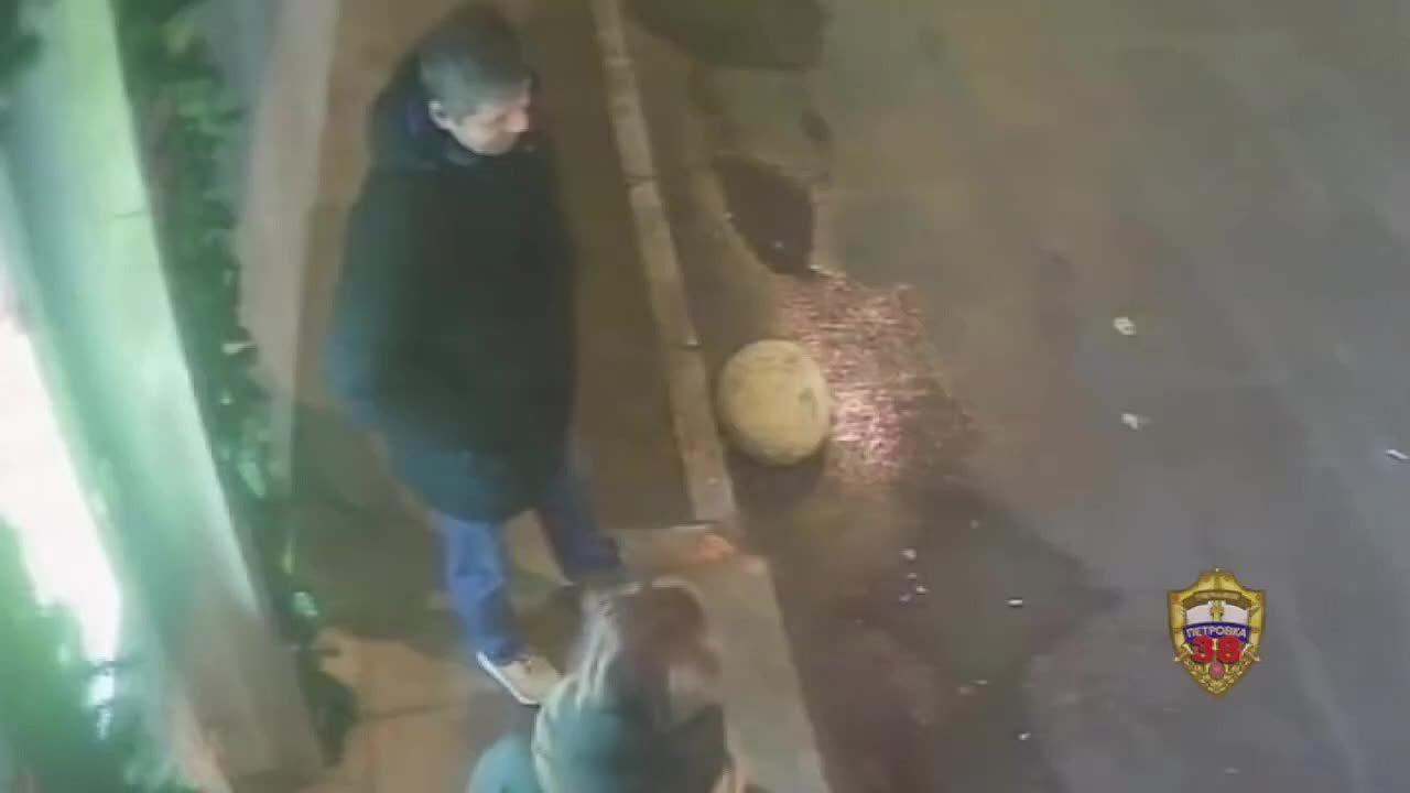 Молодой человек выстрелил в лицо мужчине из аэрозольного пистолета в Москве