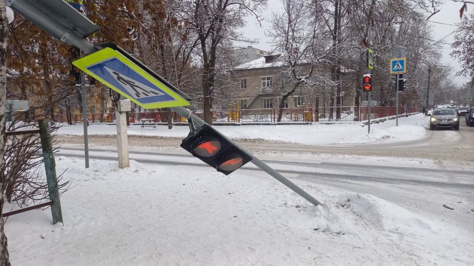 Светофор на пересечении бульвара Шмидта и улицы Мусоргского почти упал, но пытается работать