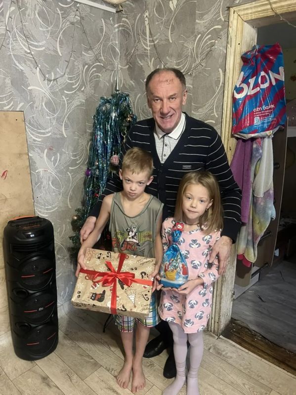 Депутаты Заксобрания вручают подарки в рамках благотворительной акции «Ёлка желаний»