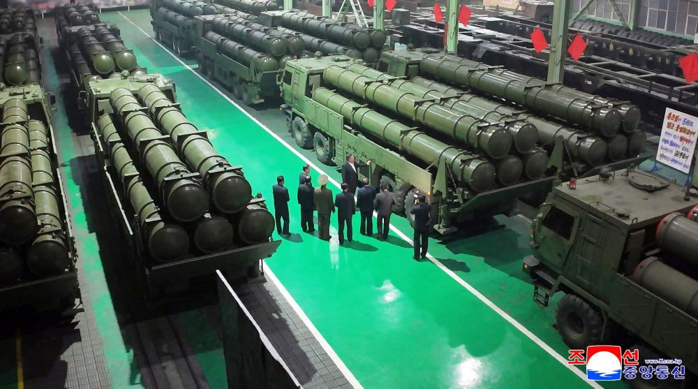 Ким Чен Ын посетил оборонное предприятие и оценил производство новых РСЗО Ким Чен Ын посетил оборонное предприятие и оценил производство новых РСЗО
