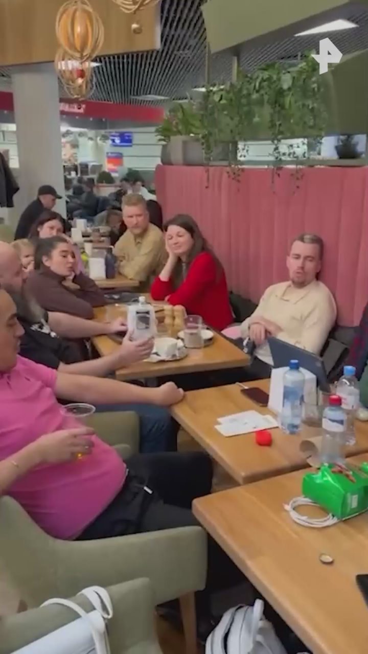 "Песни о родном городе спасают, но уже пора бы в него вернуться": из-за непогоды в Сочи почти на 12 часов задерживается вылет рейса в Петербург