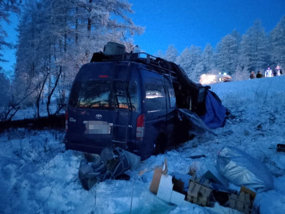 Три человека пострадали после ДТП с микроавтобусом в Якутии— спасателям удалось деблокировать людей