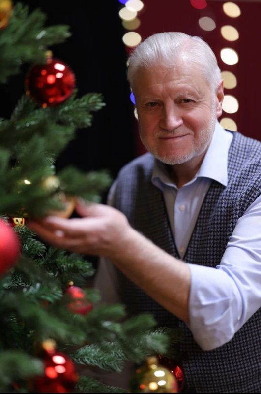 Сергей Миронов: С наступающим Новым годом, друзья! Счастья, здоровья, удачи, добра, мира! Пусть ваши близкие в этот день будут рядом! Пусть все сложится так, как вы загадали! А Победа будет за нами!