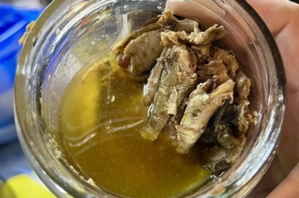 Праздничный ужин чуть не стал трагедией: тверичанка нашла в шпротах смертельный "сюрприз"