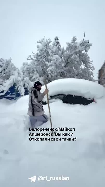 Последствия метели в Майкопе: электрики добираются к местам обрыва проводов по пояс в снегу, люди откапывают полностью скрытые под снегом машины