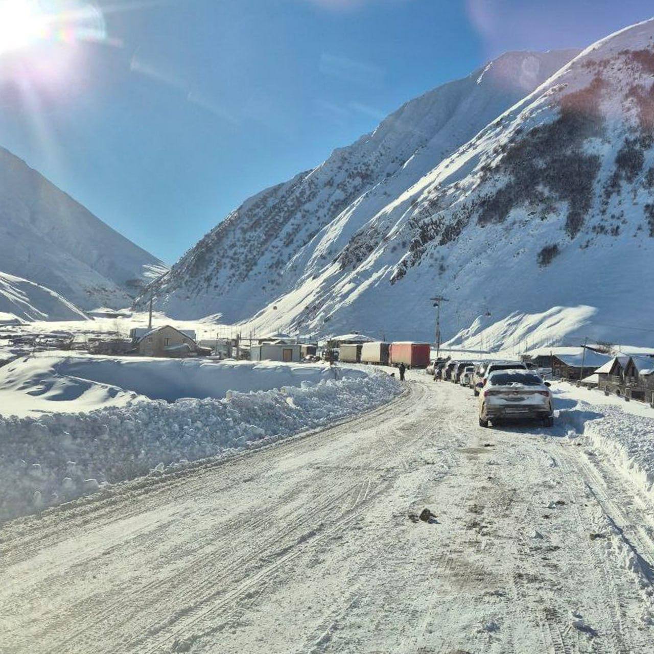 Огромные пробки скопились на границе России и Грузии в обе стороны из-за сильных снегопадов Огромные пробки скопились на границе России и Грузии в обе стороны из-за сильных снегопадов