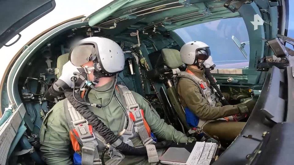 Экипаж сверхзвукового истребителя-бомбардировщика Су-34 нанес удар по скоплению личного состава и бронированной техники ВСУ в зоне ответственности группировки войск "Южная"