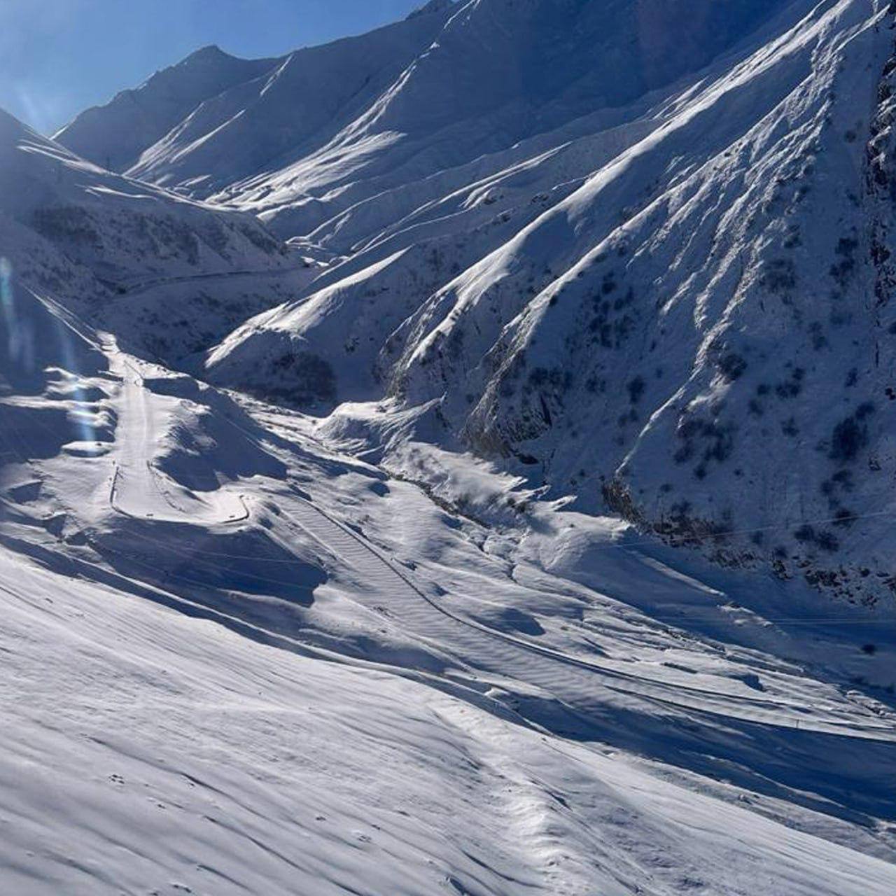 Огромные пробки скопились на границе России и Грузии в обе стороны из-за сильных снегопадов Огромные пробки скопились на границе России и Грузии в обе стороны из-за сильных снегопадов