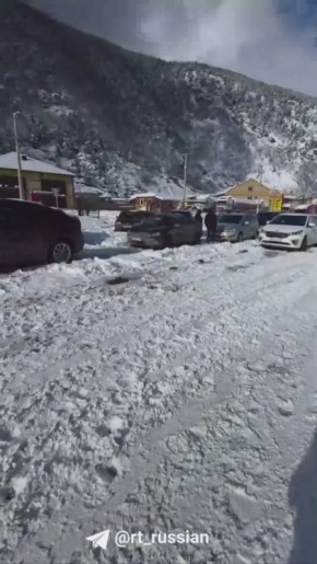 Огромные пробки скопились на границе России и Грузии в обе стороны из-за сильных снегопадов