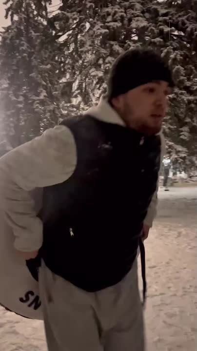 Мужчина, скатываясь с горки на большой скорости, сбил ребенка, а затем спас его