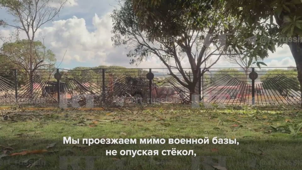 Спустя 12 часов дым до сих пор идёт из БТР, который попал под удар США в Каракасе