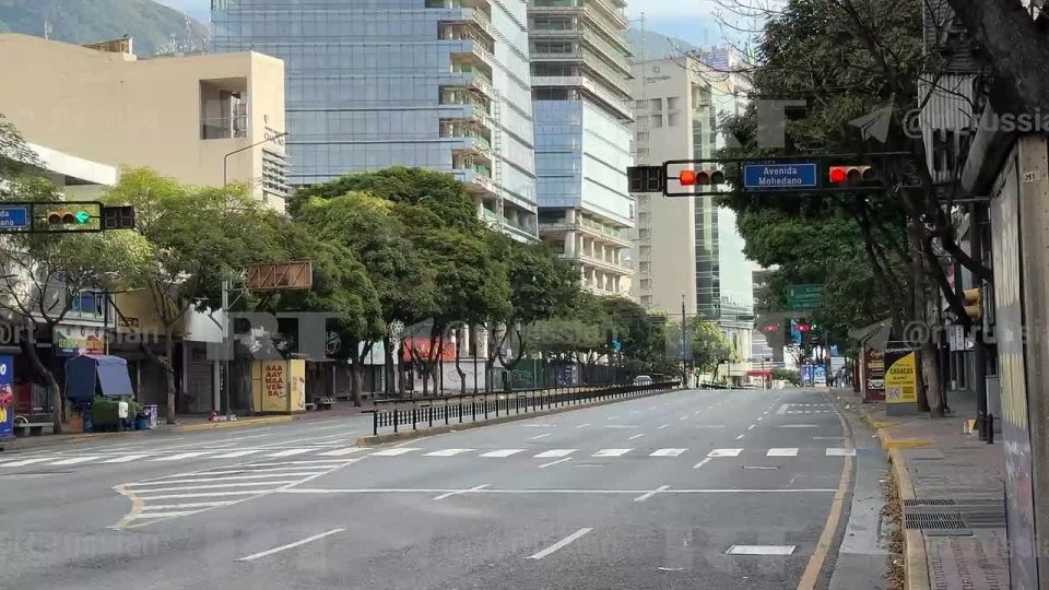 Улицы Каракаса, которые обычно заполнены людьми и авто, опустели, передаёт с места корр RT Мурад Газдиев @msgazdiev: