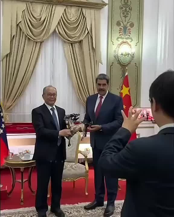 Мадуро перед атакой США на Венесуэлу встречался со спецпосланником Си Цзиньпина