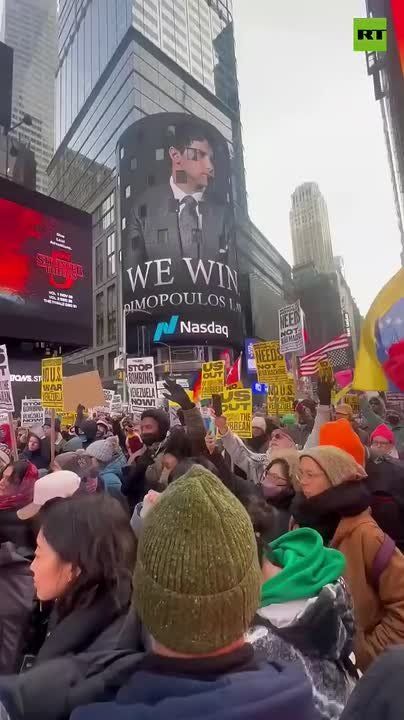 «Руки прочь от Венесуэлы!» — с таким лозунгом вышли на протест активисты в Нью-Йорке