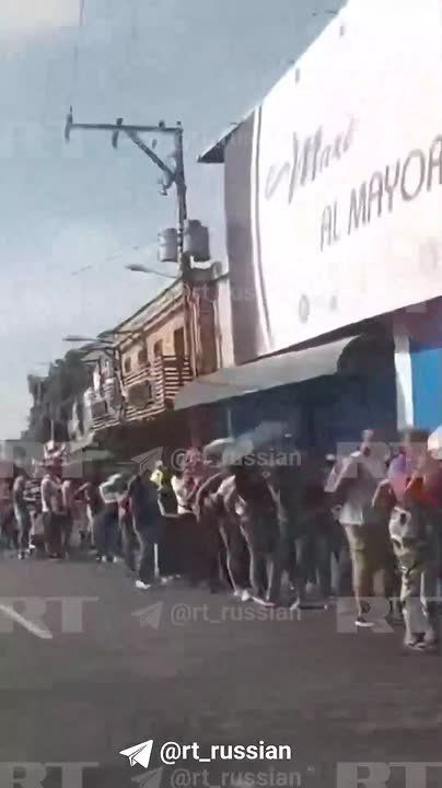 Видео из Каракаса: люди выстроились в огромную очередь в продуктовый магазин на фоне чрезвычайной ситуации в стране из-за военной операции в США