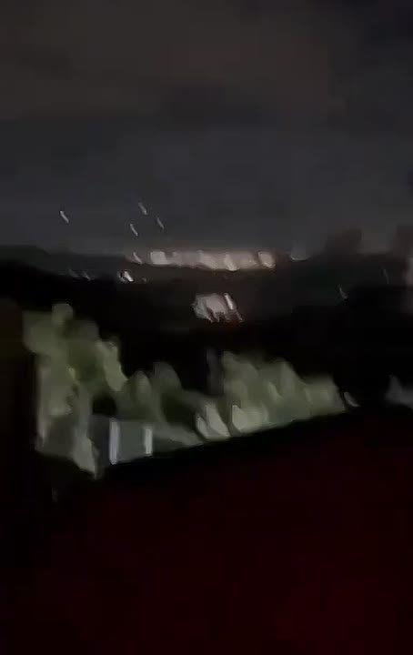 Очевидцы выкладывают кадры полета сразу нескольких вертолетов в небе над столицей Венесуэлы