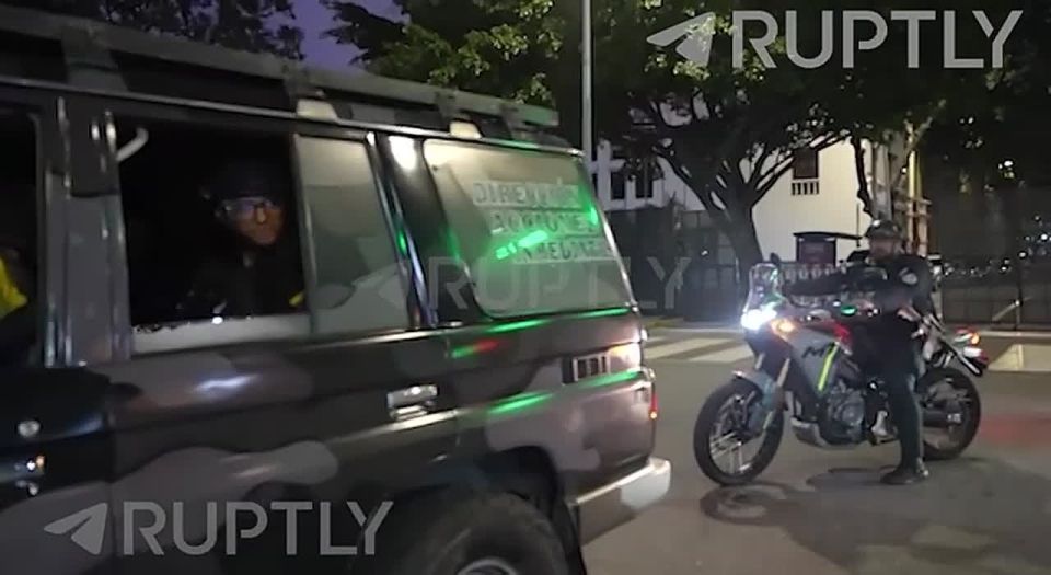 Блокпосты и охрана: у президентского дворца Мирафлорес в Каракасе усилены меры безопасности