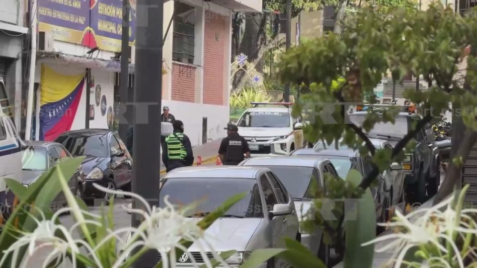 В Каракасе опасаются возможных столкновений сторонников Мадуро и министра обороны страны Лопеса