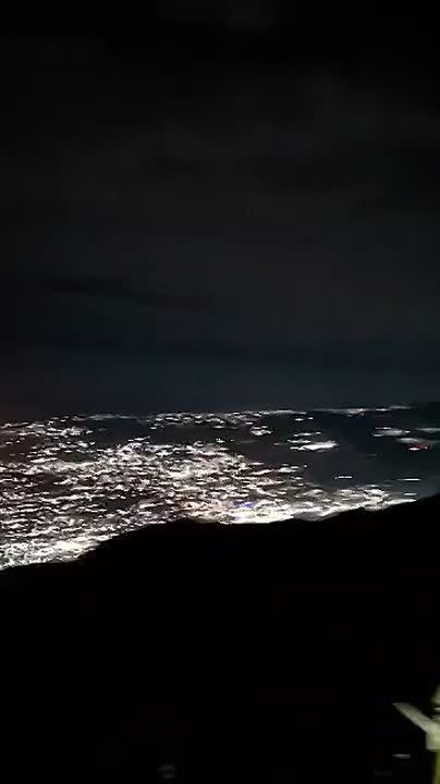 Свет отключился в районе крупной военной базы в южной части Каракаса после взрывов, сообщает Reuters