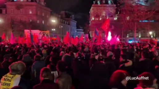 Активисты сожгли флаг США в центре Парижа