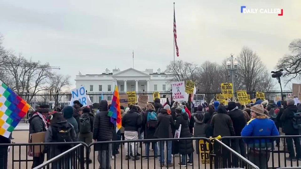 Противники военной операции США в Венесуэле начали стягиваться к Белому дому