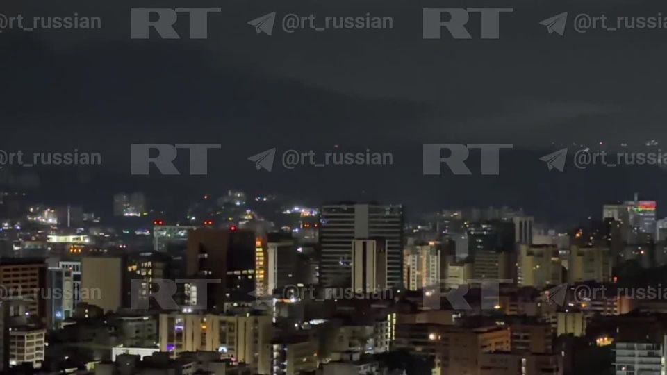 Звуки взрывов и авиации слышны в Каракасе, подтверждает корр RT Мурад Газдиев @msgazdiev с места