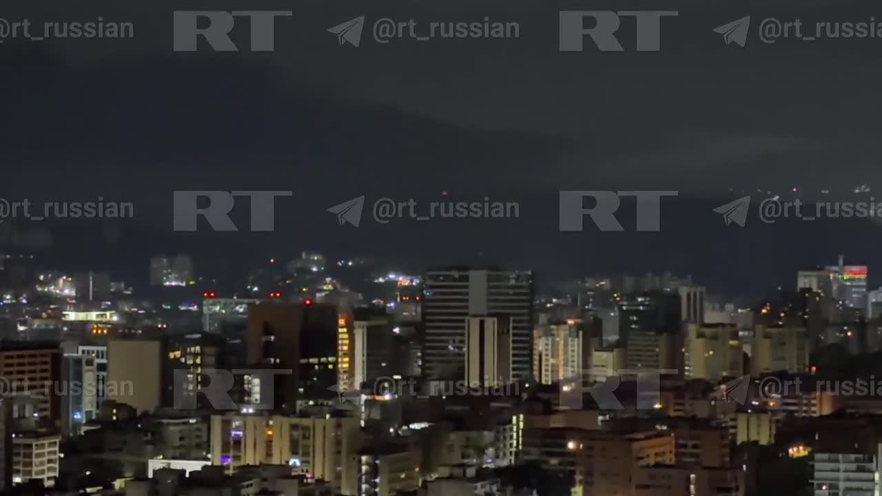 Звуки взрывов и авиации слышны в Каракасе, подтверждает корр RT Мурад Газдиев @msgazdiev с места