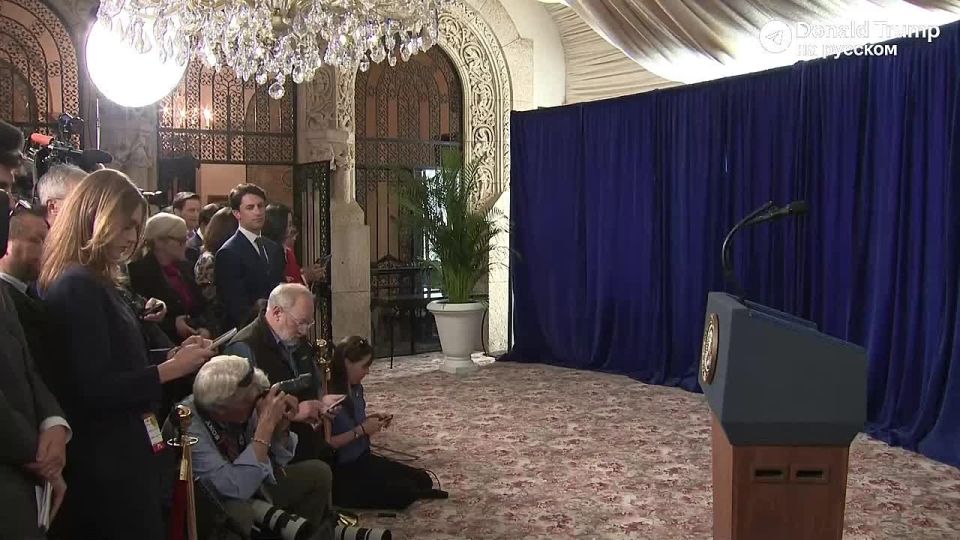 Журналисты ждут пресс-конференции Трампа по Венесуэле, которая должна была начаться в 19:00 мск