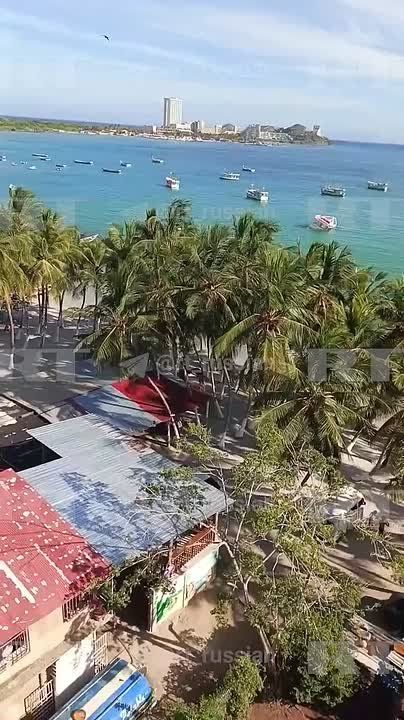 Дефицита продуктов на венесуэльском острове Маргарита нет, рассказала RT россиянка Наталья, которая находится там