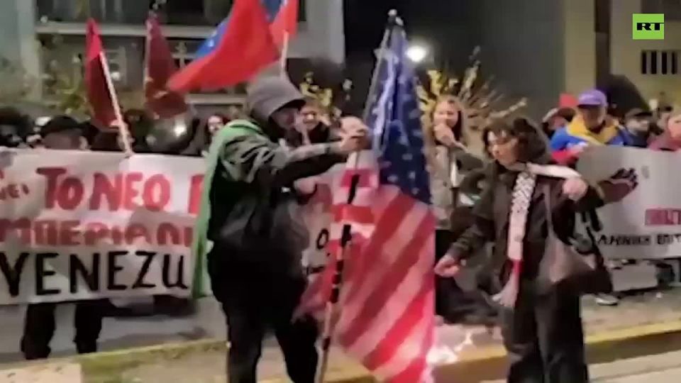 Американский флаг разорвали и сожгли также в Берлине — перед зданием посольства США