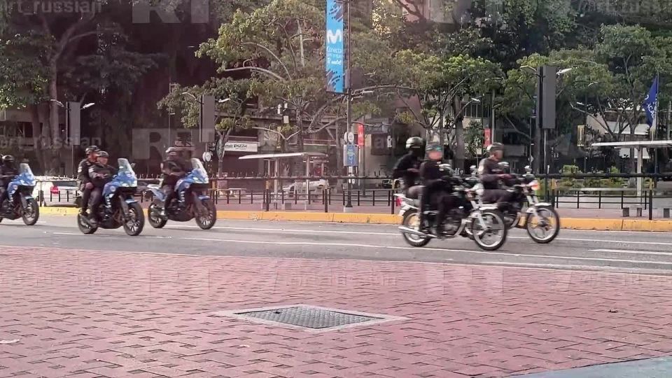 Огромные колонны Нацгвардии Венесуэлы передвигаются сейчас по Каракасу, передаёт с места корр RT Мурад Газдиев @msgazdiev.