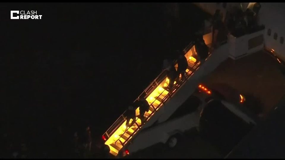 Валентин Богданов: Мадуро с женой выводят из самолета на авиабазе Стюарт в Нью-Йорке для дальнейшей отправки в следственный изолятор в Бруклине