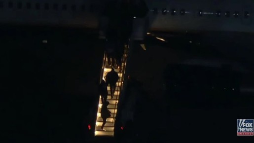 Видео, как, предположительно, Мадуро вывели из самолёта