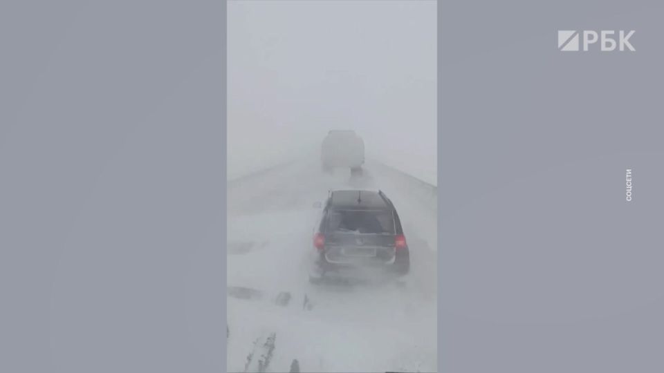 Плохая погода — сильный ветер, метели, бураны, — привели к тому, что в ряде регионов России оказалось ограничено или даже полностью закрыто движение на наиболее опасных в условиях ограниченной видимости участках...