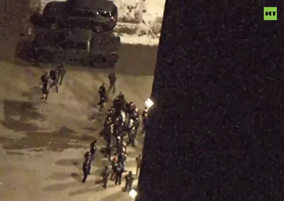 Sky News: человек, представляемый как Мадуро, также был в наручниках, когда его вели по взлетной полосе, а ноги его были скованы цепями