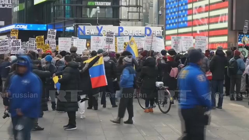 Протестующие в Нью-Йорке считают операцию США в Венесуэле ещё одной войной за нефть