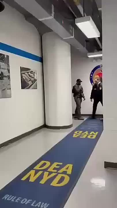 Мадуро доставили в штаб-квартиру Управления по борьбе с наркотиками в Нью-Йорке