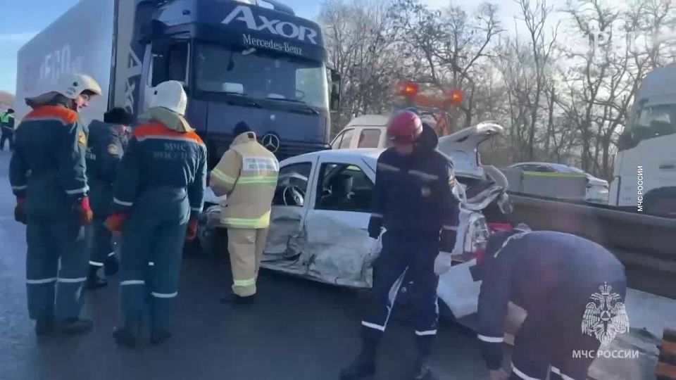 Четыре человека погибли, еще двое пострадали при столкновении пяти легковых автомобилей и большегруза в Ростовской области, сообщили в ГУ МЧС по региону