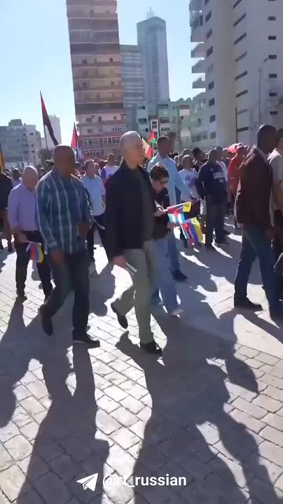 В Гаване люди собрались перед посольством США, чтобы выразить поддержку Венесуэле