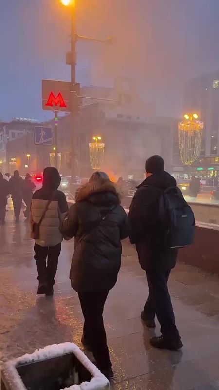 На Тверской улице в Москве вспыхнул автомобиль