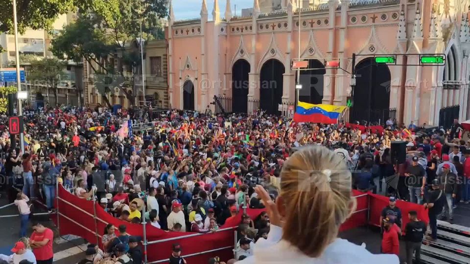 Люди вышли в поддержку Мадуро на массовый протест в центре Каракаса, передаёт с места корр RT Мурад Газдиев @msgazdiev