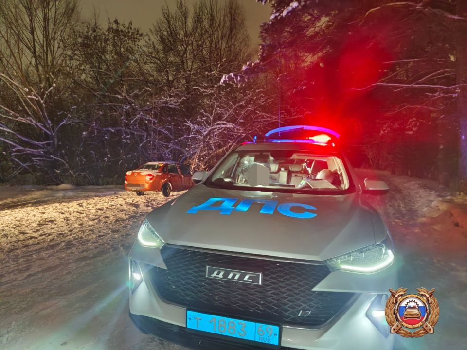 В Твери сотрудники ДПС остановили 17 -летнего юношу - водителя автомобиля Лада Гранта