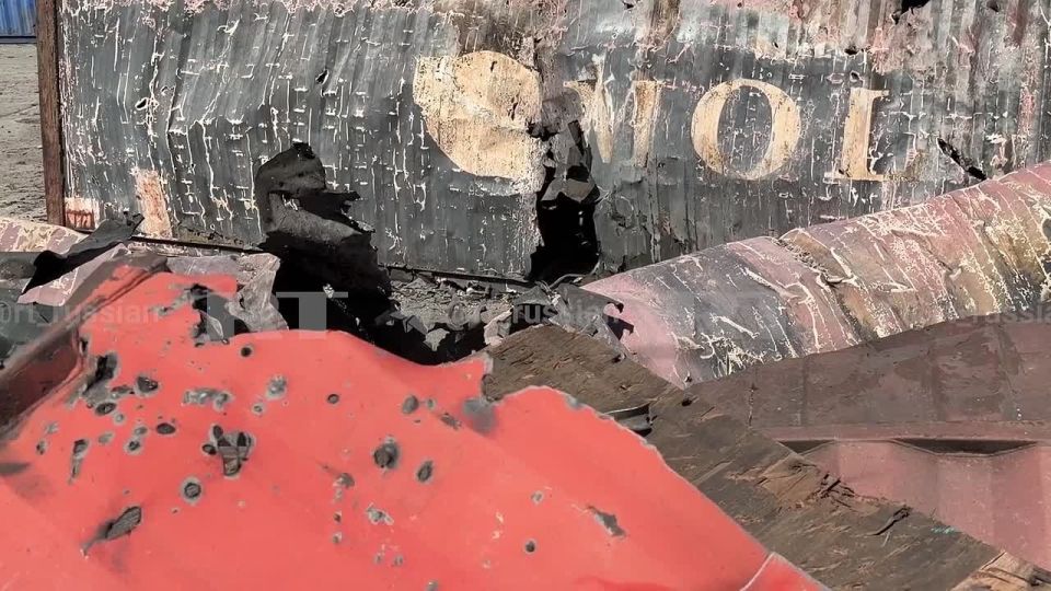 Корр RT Мурад Газдиев показал разбомблённый порт в Каракасе и здание почты, где пострадали мирные жители из-за ударов США