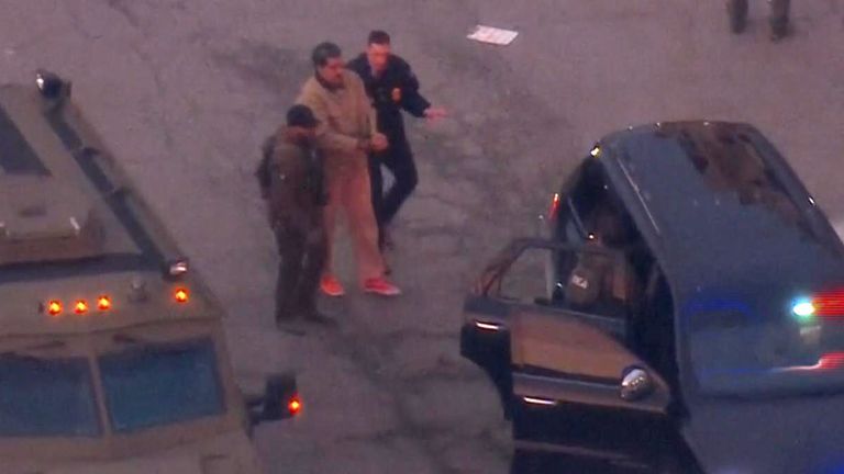 На фото, как утверждает Sky News, Мадуро в наручниках доставляют в суд Нью-Йорка