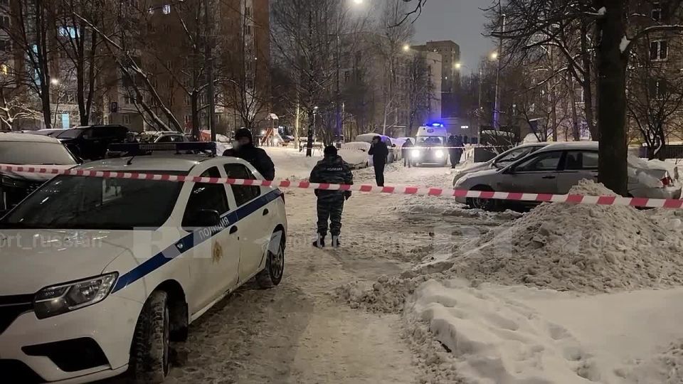 На северо-востоке Москвы оцепили двор: в Свиблово собака кинолога почувствовала, что в машине может находиться взрывчатка