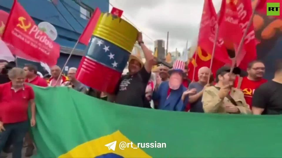 В бразильском Сан-Паулу перед американским консульством растоптали и сожгли флаги США