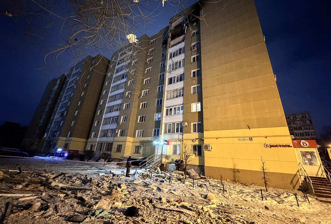 В Твери в результате отражения атаки БПЛА обломок беспилотника попал в жилой дом