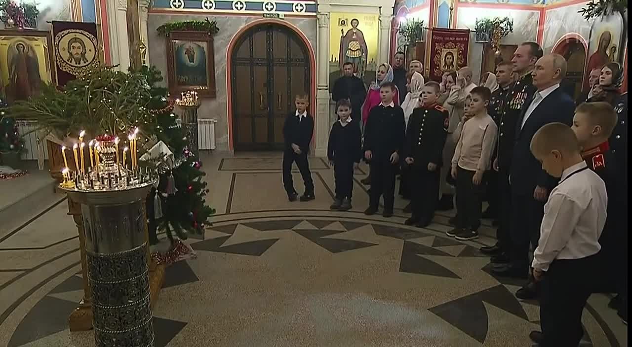 Новые кадры с Рождественской службы из храма Георгия Победоносца в Подмосковье