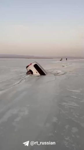 Три авто рыбаков провалились под лёд и пошли на дно в Приморье